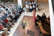 Die in Zug aufgewachsene Geigerin Esther Hoppe und der italienische Pianist Lorenzo Cossi bei ihrem Auftritt. (Bild: Roger Zbinden (Baar, 15. Juli 2018))