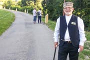 Silvan Altermatt von der Stiftung Willy Fries ist regelmässig im Drey-schlatt, um über die Ausstellung Auskunft zu geben. (Bild: Anina Rütsche)