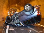 Die Lenkerin hatte Glück. Sie verletzt sich beim Unfall im Landwassertunnel bei Davos nur leicht. (Bild: Kapo GR)