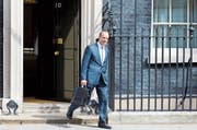 Der neue Brexit-Minister Dominic Raab verlässt die Downing Street Nr. 10. (Bild: Rick Findler/EPA; London, 9. Juli 2018)