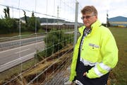 Klemens Müller begutachtet den Schadens. Er ist Projektleiter des Hochwasserschutzprojekts im Bereich Wil-Wilen-Rickenbach. (Bild: Hans Suter)