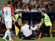 Ein WM-Flitzer wird von Ordnungshütern vom Platz gezerrt (Bild: KEYSTONE/AP/FRANCISCO SECO)