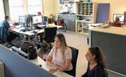 Grossraumbüro bei der Appenzeller Zeitung. Im Vordergrund Redaktorin Alessia Pagani (r.) und Volontärin Miranda Diggelmann. (Bild: Roger Fuchs)