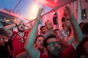Das Public Viewing am Blumenmarkt war bei den Spielen der Schweizer Nationalmannschaft sehr gut besucht. (Bild: Benjamin Manser)