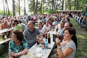 Einen schöneren Festplatz kann man sich für einen warmen Sommerabend nicht vorstellen. (Bild: gb)