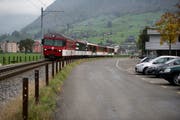 Die geplante Strasse würde entlang der Zentralbahnstrecke und Müller-Martini (rechts im Bild) führen. (Archivbild: Corinne Glanzmann)