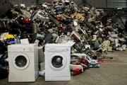 Waschmaschinen, Computer, Küchengeräte: Fast 130000 Tonnen Elektroschrott gab die Schweizer Bevölkerung 2017 zum Recycling. (Bild: Ennio Leanza, Keystone (Regensdorf, 8. April 2013))