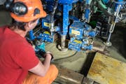 Bohrmaschine im Einsatz: 1500 Umdrehungen pro Minute bei einem Druck von 20 bar. (Bild: Michel Canonica)