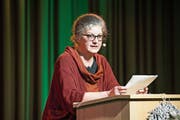 Ina Praetorius wurde für ihr Vordenken mit dem Verein «Wirtschaft ist Care» ausgezeichnet. (Bild: Ralph Ribi)