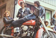 Blacky, Chef der Outlaws, auf seiner 1951er Harley vor dem Jugendhaus St.Gallen, ca. 1971. (Bild: Michel Canonica/Privatarchiv Beat Cina)