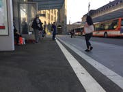 Die Bodenmarkierung entlang der Haltekante.