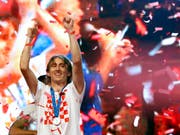 Die Fussballnationalmannschaft von Kroatien wird am Montag bei ihrer Ankunft in der Hauptstadt Zagreb euphorisch gefeiert. (Bild: KEYSTONE/AP/DARKO VOJINOVIC)