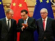EU-Ratspräsident Donald Tusk (l) und Kommissionspräsident Jean-Claude Juncker mit Chinas Premier Li Keqiang in Peking. Beide Seiten wollen das freie Handelssystem aufrechterhalten. (Bild: KEYSTONE/EPA/HOW HWEE YOUNG)