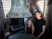Mischpult und Lautsprecher statt Glocke im Einsatz: Die Kunststudentinnen Klarissa Flückiger und Mahtola Wittmer lassen bis am 30. Juli vom Kirchturm der Luzerner Peterskapelle ein Handygeklingel ertönen. (Bild: KEYSTONE/ALEXANDRA WEY)