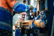 Die Facharbeiter bedienen die Maschine stets zu zweit.(Bild: Michel Canonica)