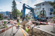 Mitten in der Andwilerstrasse klafft ein Graben. Es ist eine von vier Baustellen in Gossau, die derzeit die Geduld der Autofahrer herausfordern.