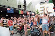 Die Kroaten waren begeisterte Besucher der Buchser Fanmeile, nicht nur - wie hier im Bild - am Finalspiel. (Bild: Alexandra Gächter)
