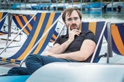 Der gelernte Mime Jan Rutishauser sitzt auf einem Pedaloboot. (Bild: Andrea Stalder)