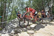 Linda Indergand auf einer anspruchsvollen Passage des sonntäglichen Weltcuprennens in Andorra. (Bild: Roland Jauch, Vallnord, 15. Juli 2018)