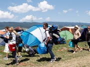 Festivalbesucher in der Zeltstadt des Paléo Festivals in Nyon. Rund 230'000 Menschen erwarten die Organisatoren bis Sonntag. (Bild: Keystone/SALVATORE DI NOLFI)