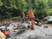 Lehrlinge arbeiten an einer neuen Grillstelle. (Bild: PD)