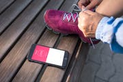 Datenschützerisch heikel: Fitness-Apps übermitteln Infos an Krankenkassen.(Bild: Gaëtan Bally/Keystone)