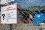 Hinweisschilder machen auf die Videoüberwachung bei der Altstoffsammelstelle aufmerksam. (Bild: Corinne Glanzmann (Buochs, 17. Juli 2018))