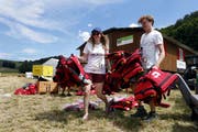 Die Aufbauarbeiten für das Kasola von Jungwacht und Blauring im Suhrental laufen auf Hochtouren. (Bild: Werner Schelbert (4. Juli 2018))