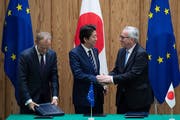 EU-Ratspräsident Donald Tusk (links), der japanische Ministerpräsident Shinzo Abe (Mitte) und Kommissionschef Jean-Claude Juncker bei der Vertragsunterzeichnung gestern in Tokio.Bild: Martin Bureau/EPA (Tokio, 17. Juli 2018)