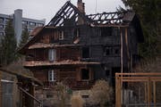 Die Brandruine an der Schochenmühlestrasse in Zug. Bild: Stefan Kaiser (Zug, 6. März 2018)