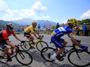 Greg van Avermaet (in gelb) verteidigt in der ersten Bergetappe das Leadertrikot. Der Tagessieg geht an den Franzosen Julian Alaphilippe (in blau) (Bild: KEYSTONE/AP/PETER DEJONG)