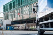 Die Migros verfügt in Gossau über einen Bahnanschluss. (Bild: Ralph Ribi)