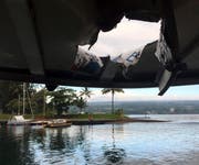 Das Tourboot wurde von Lava und Gestein beschädigt. (Hawaii Department of Land and Natural Resources via AP)