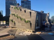 Das sogenannte «Ecological Living Module» wurde vor dem Hauptsitz der UNO in New York aufgebaut. Es bietet Platz für eine vierköpfige Familie. (Bild: Yale University)