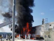 Der Brand auf dem Dach eines grossen Bürogebäudes in Aarau hat zu einem Grosseinsatz der Feuerwehren geführt. Ein Arbeiter erlitt leichte Verletzungen.