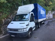 Dieser Sattelschlepper blockierte am Montag die Kehrsitenstrasse. (Bild: PD)