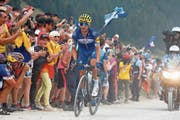 Der Franzose Julian Alaphilippe auf dem Weg zum Etappensieg. (Bild: Peter Dejong/Keystone (Le Grand-Bornand, 17. Juli 2018))