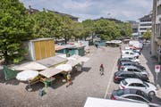 Der ständige Markt auf dem St.Galler Marktplatz ist heute verzettelt. Die Parkplätze rechts sollen bis Herbst verschwinden und die Markthäuschen wieder näher zusammenrücken. (Bild: Urs Bucher)