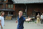Simon Keller (Mitte) schrieb den Jugendbuchklassiker von Otfried Preussler um.