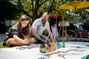 Der Kuenstler Martin Gut beim Malen mit Magalin Chloe Goldschmidt bei der Buvette beim Inseli Luzern am Samstag, 7. Juli 2018. In den Sommermonaten kann beim Inseli unter Aufsicht von Kuenstlern gemalt werden.