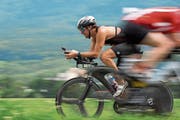 Auf dem Rheindamm spulen die Teilnehmer ihre Kilometer auf dem Rennrad ab. (Bild: Katrin Meier)