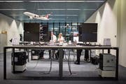 Piloten am Flughafen Zürich besprechen sich vor einem Flug. (Bild: Benjamin Manser (9. Juni 2015))