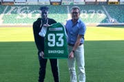 Axel Bakayoko präsentiert sein neues Trikot. (Bild: PD)