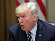 Hat sich versprochen und wollte das Gegenteil sagen: US-Präsident Donald Trump vor den Medien im Weissen Haus. (Bild: KEYSTONE/EPA/MICHAEL REYNOLDS)