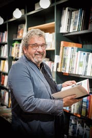 «Was soll ich lesen?»: Jörg Caluori, ehemaliger Filialleiter im Rösslitor. (Bild: Ralph Ribi)