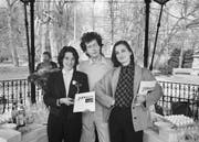 Jacqueline Burckhardt, Walter Keller und Bice Curiger (von links) stellen im April 1984 im Gartenpavillon der Platzspitzanlage in Zürich ihre neue Kunstzeitschrift «Parkett» vor. (Bild: KEYSTONE/Niklaus Stauss)