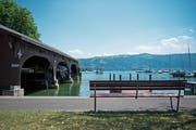 Auf dieser Bank in Cham sitzt jemand – oder etwa nicht? (Bild: Maria Schmid (12. Juli 2018))