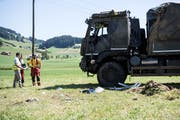 Personen untersuchen einen verunfallten Lastwagen der Armee in Linden bei Oberdiessbach. (Bild: Keystone/ Peter Schneider, 16. Juli 2018)