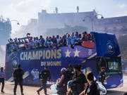 Frankreich feiert die Ankunft seiner Fussballnationalmannschaft in Paris. (Bild: KEYSTONE/EPA/CHRISTOPHE PETIT TESSON)