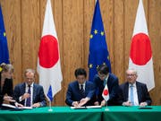 Der japanische Premierminister Shinzo Abe (Mitte) hat am Dienstag das Freihandelsabkommen mit der EU unterzeichnet. Für die EU sind EU-Ratspräsident Donald Tusk (links) und EU-Kommissionspräsident Jean-Claude Juncker (rechts) nach Tokio gereist. (Bild: KEYSTONE/AP Pool AFP/MARTIN BUREAU)